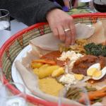 Bei uns d&uuml;rfen Sie mit ihren H&auml;nden essen. &Auml;thiopisches essen Bern